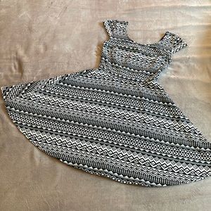Like new!! Patterned dress size XS